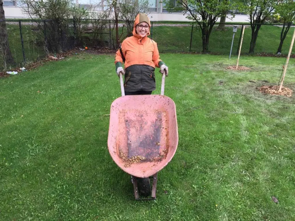 Volunteer helps plant bare root trees | Orchard People